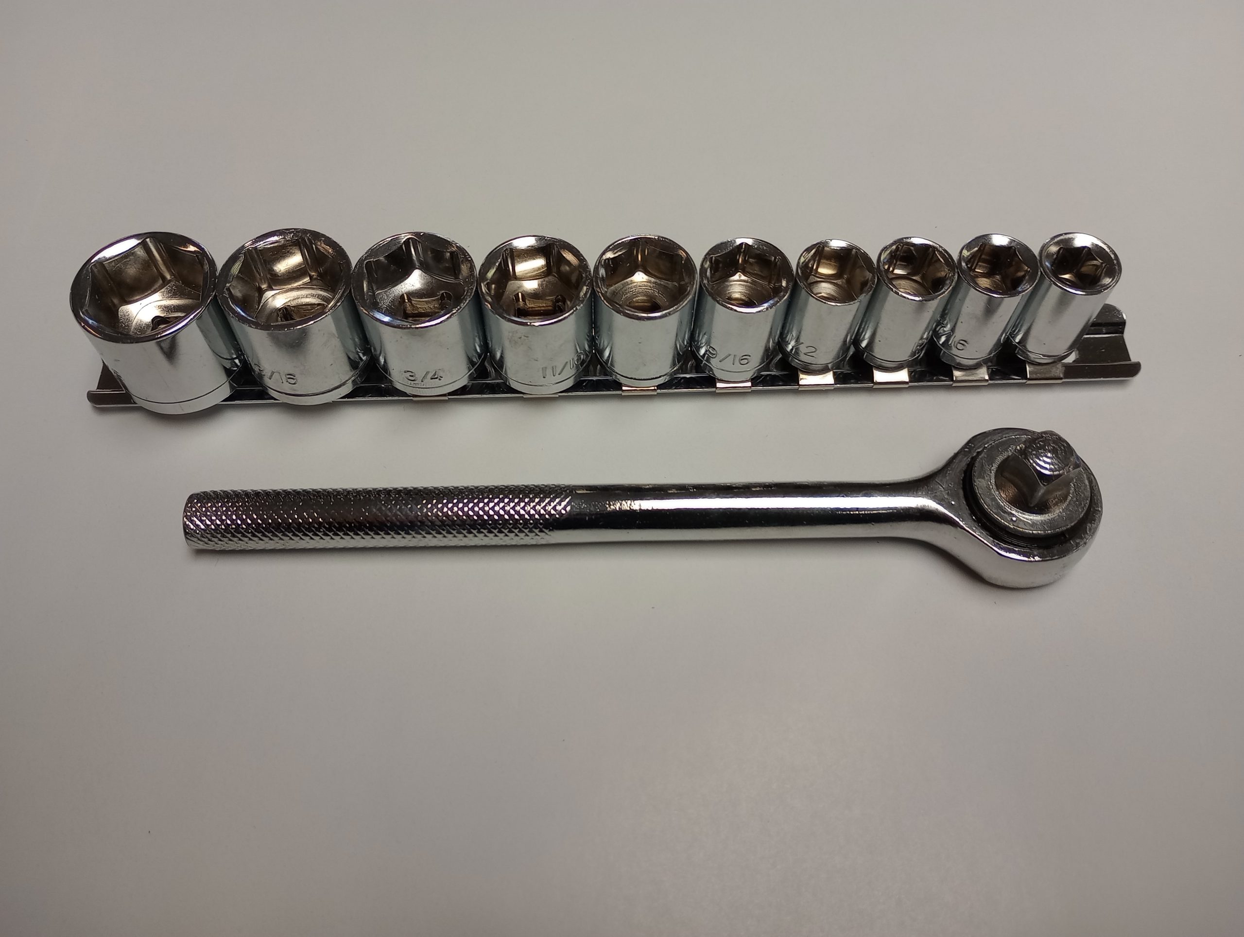 11-Piece 3/8″ Ratcheting Socket Wrench Set Quick Release Reversible Ratchet Handle